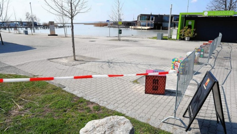 Die Zugänge zum „Meer der Wiener“, dem Neusiedler See im Burgenland, sind dicht und Bootsfahrten sind verboten. (Bild: Reinhard Judt)