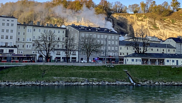 Rauchschwaden steigen über der Salzburger Altstadt auf (Bild: Markus Tschepp)