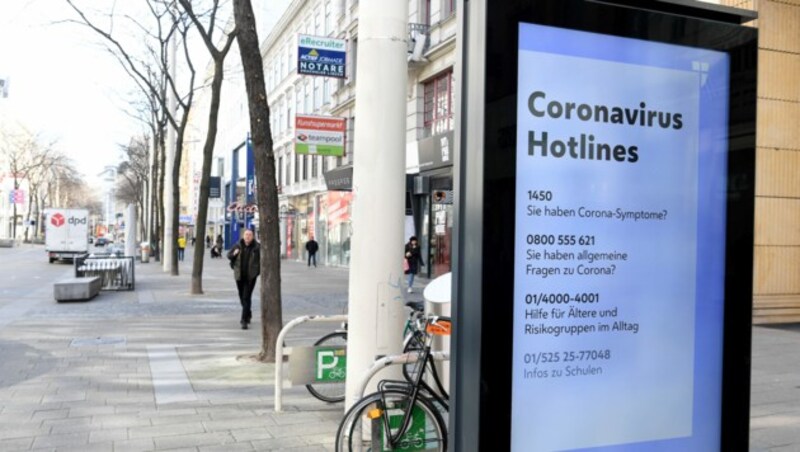 Ein Hinweis auf die Hotlines auf der Wiener Mariahilfer Straße (Bild: APA/ROLAND SCHLAGER)