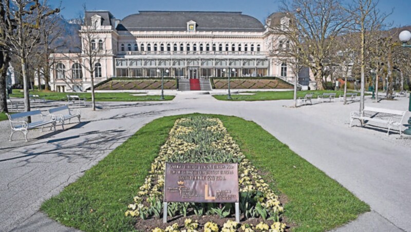 Auch im Kurpark Bad Ischl prägen verwaiste Bänke das Bild. (Bild: Klemens Fellner)