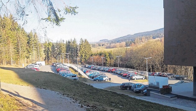 Der Parkplatz vor dem Vortuna Hotel in Bad Leonfelden ist voll. (Bild: ZVG)