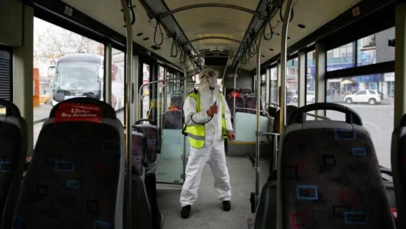 Ein Bus in Istanbul wird desinfiziert. (Bild: AP)