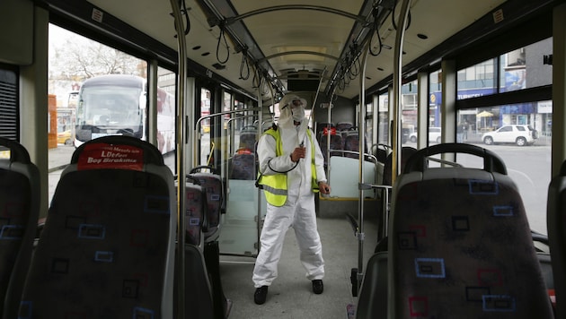 Ein Bus in Istanbul wird desinfiziert. (Bild: AP)