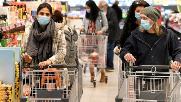 Kunden mit Mund-Nasen-Schutz in einem Supermarkt in Wien (Bild: APA/ROLAND SCHLAGER)