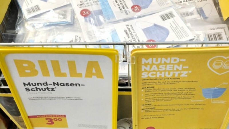 Rewe begründet die Bezahlung der Masken mit „Bewusstseinsbildung bei den Kunden“. (Bild: APA/JOHANNES BRUCKENBERGER)