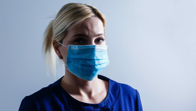Kunden wie Angestellte müssen ab in den Amtsgebäuden Masken tragen (Symbolbild). (Bild: stock.adobe.com)
