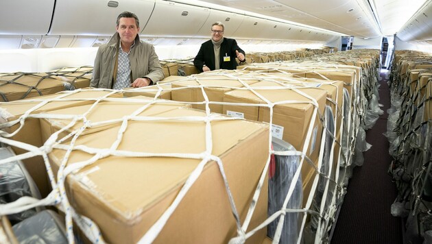 Finanzstadtrat Peter Hanke und Gesundheitsstadtrat Peter Hacker (beide SPÖ) haben ein mit zwölf Tonnen Schutzausrüstung beladenes Flugzeug der Austrian Airlines am Flughafen Wien in Schwechat empfangen. (Bild: APA/PID/DAVID BOHMANN)