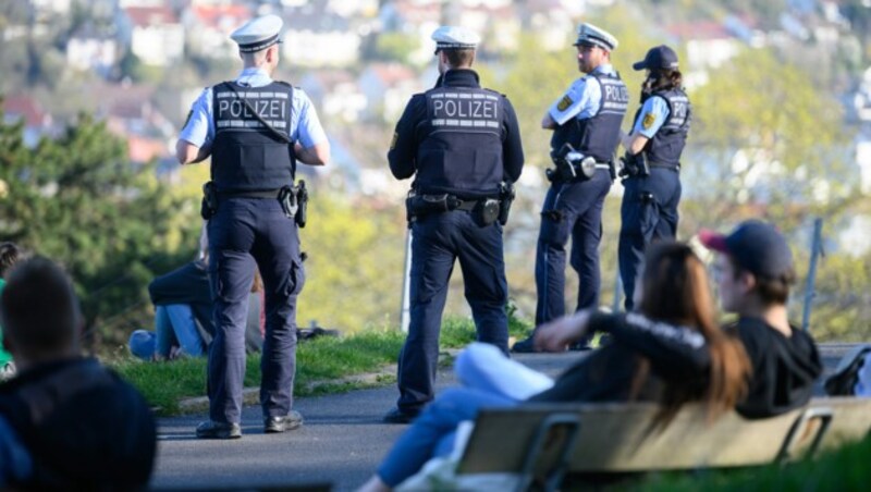 Deutsche Polizeibeamte kontrollieren in Stuttgart die Einhaltung der Corona-Maßnahmen. (Bild: APA/dpa/Sebastian Gollnow)