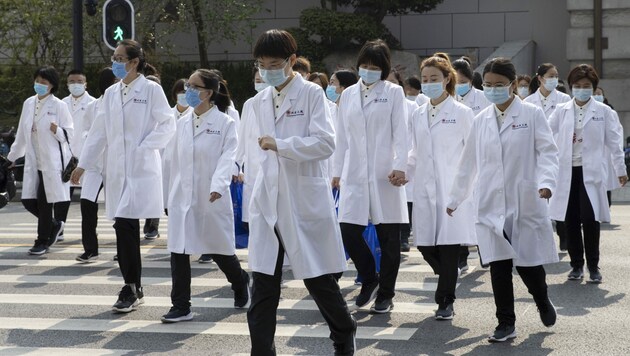 Chinesische Ärzte können ein wenig aufatmen. (Bild: AP)