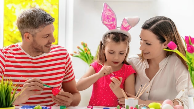 Mit den Kindern Ostereier bemalen macht Spaß und hat Tradition. (Bild: ©detailblick-foto - stock.adobe.com)