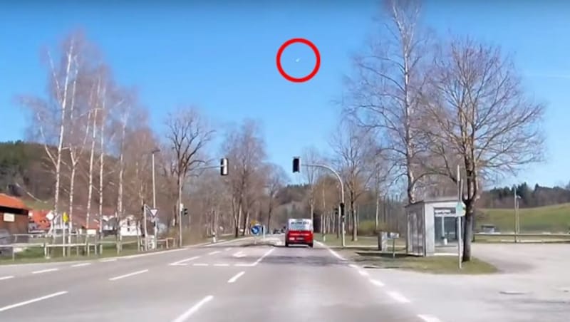 Der Meteor (rot markiert) aufgenommen im bayrischen Obergünzburg (Bild: Screenshot/YouTube.com/Bastian Ober)