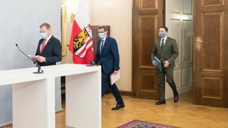 LH Thomas Stelzer (li.) , Wirtschaftslandesrat Markus Achleitner (ÖVP) und FPÖ-Landesvize Manfred Haimbuchner (re.) im Anmarsch zur Pressekonferenz, die per Livestream übertragen wurde. (Bild: Land OÖ / Max Mayrhofer)