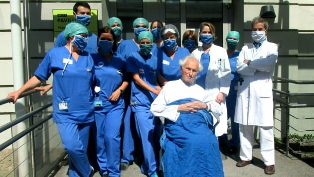 Der 95-jährige Patient bei seiner Entlassung mit dem Team der Infektiologie. (Bild: tirol kliniken)