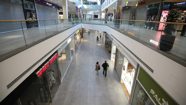 Anfang April: Ein praktisch verwaistes Einkaufszentrum in Graz (Bild: APA/ERWIN SCHERIAU)