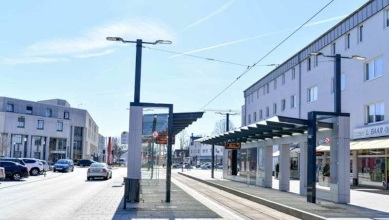 Traun Hauptplatz, Strassenbahnhaltestelle (Bild: © Harald Dostal)