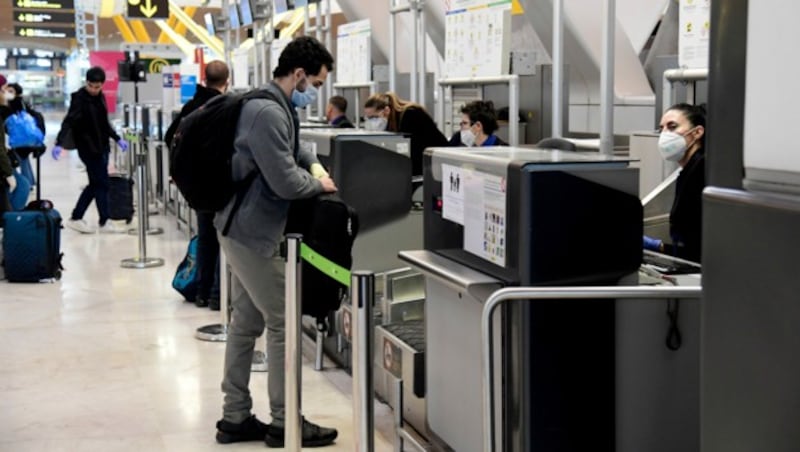 Auch während der Corona-Krise checken täglich einige Passagiere am Flughafen von Madrid ein. (Bild: AFP )