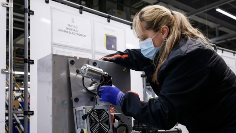 Beim spanischen Autobauer Seat werden jetzt nicht mehr nur Autos zusammengebaut, sondern auch Beatmungsgeräte für die Krankenhäuser des Landes hergestellt. (Bild: AFP)