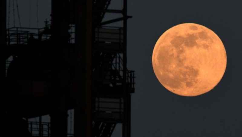 Der Supermond aufgenommen in der deutschen Stadt Dortmund. (Bild: AFP/Ina Fassbender)