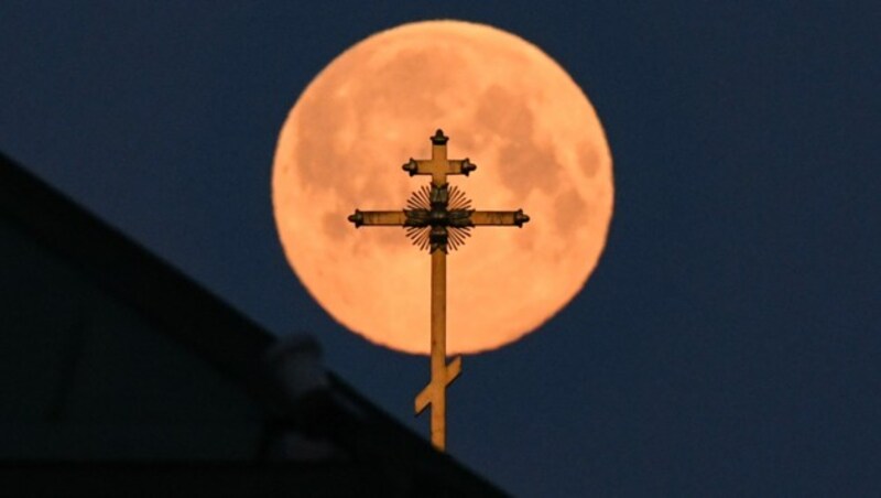 Der Supermond aufgenommen in der russischen Hauptstadt Moskau (Bild: AFP/ Kirill Kudryavtsev)