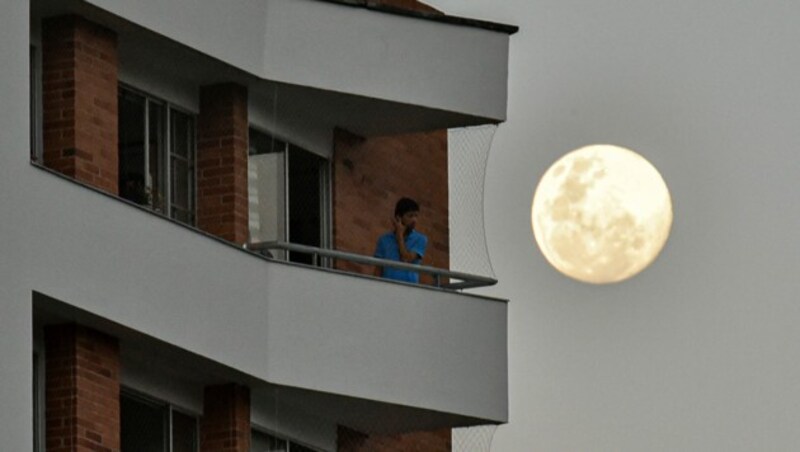 Der Supermond aufgenommen in der kolumbianischen Stadt Cali. (Bild: AFP/Luis Robayo)