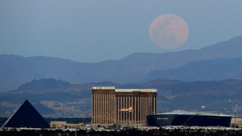 Der Supermond geht über dem Spielerparadies Las Vegas auf. (Bild: AFP/Getty Images/Ethan Miller)