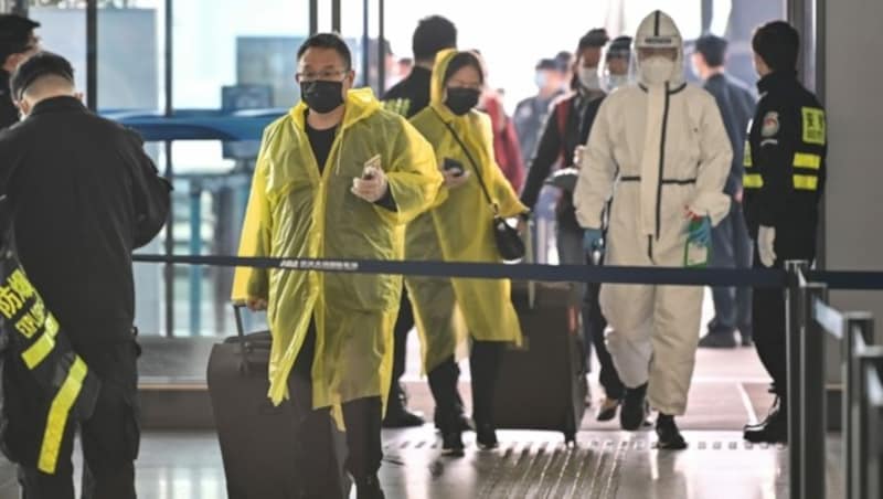 Menschenmassen strömen am Mittwoch zum Bahnhof und Flughafen der chinesischen Millionenstadt Wuhan. (Bild: AFP)