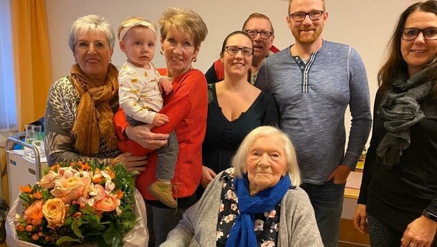 Ihren 105. Geburtstag konnte Maria Schwandtner (vorne) am 8. Jänner noch im Kreise ihrer Liebsten feiern. Nun gibt es telefonischen Kontakt. (Bild: Franzi Walch)