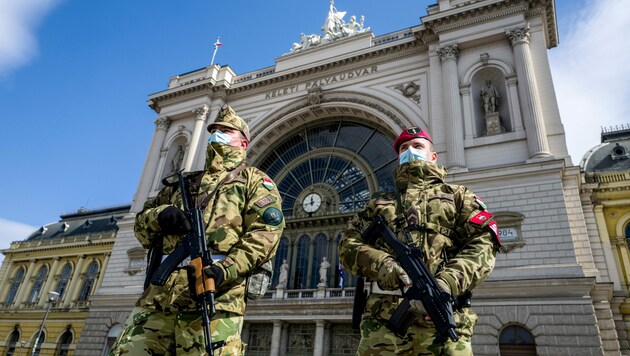 In Ungarn bewachen Soldaten der Armee öffentliche Gebäude, wie hier den Bahnhof in Budapest. (Bild: AFP)