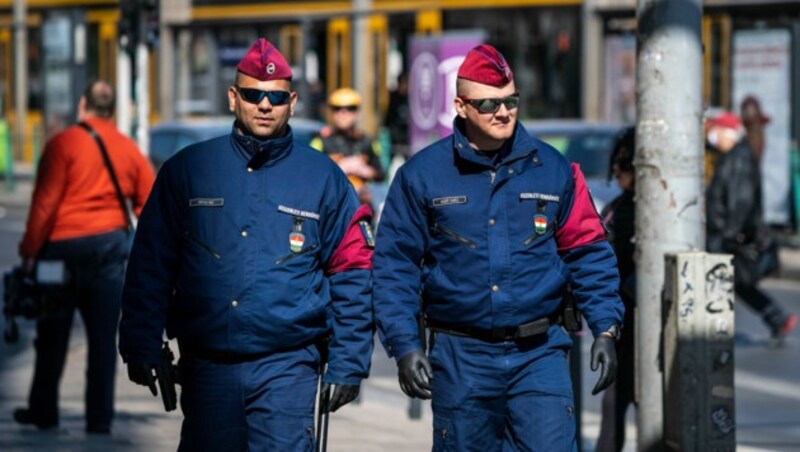 Ungarische Polizisten patrouillieren im Zentrum von Budapest und kontrollieren, ob die Bevölkerung sich an die Einschränkungen aufgrund der Corona-Krise hält. (Bild: AFP)