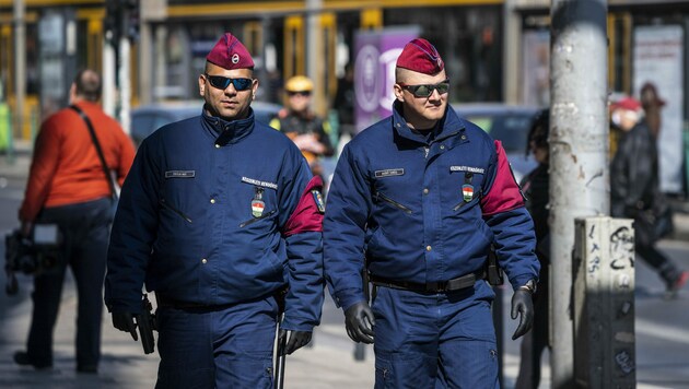 Ungarische Polizisten patrouillieren im Zentrum von Budapest und kontrollieren, ob die Bevölkerung sich an die Einschränkungen aufgrund der Corona-Krise hält. (Bild: AFP)