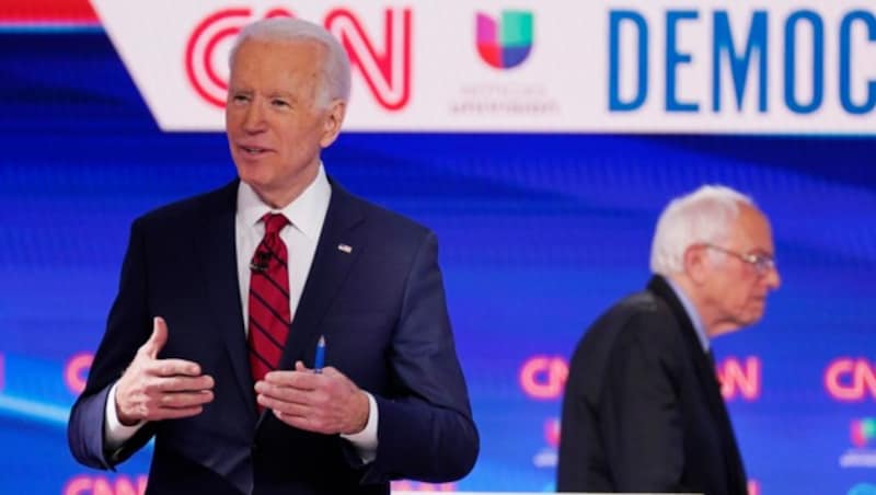 Weg frei für Joe Biden (l.): Bernie Sanders (r.) zieht sich aus dem Rennen um die US-amerikanische Präsidentschaft zurück. Damit steht fest, dass Joe Biden der Herausforderer von Donald Trump wird. (Bild: AP)