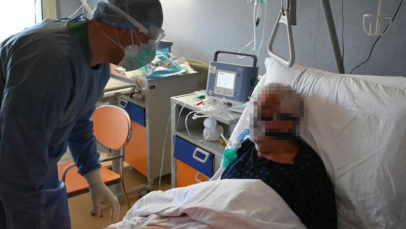 Ein Arzt in Rom bei der Behandlung eines Covid-19-Patienten auf der Intensivstation des Krankenhauses (Bild: AFP)