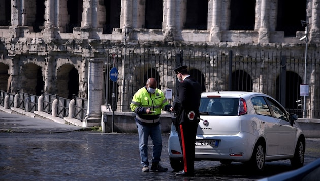 Ein Polizist bei einer Verkehrskontrolle in Rom (Bild: AFP)