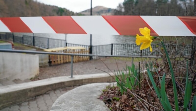 Wegen Ansturm-Alarm wurde der Zugang zum Thalersee nahe Graz mit Band abgesperrt. (Bild: Sepp Pail)