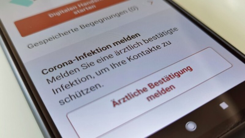 Wer sich laut seinem Arzt mit Covid-19 infiziert hat, nutzt die Meldefunktion der „Stopp Corona“-App. Die findet man gleich unter dem „Digitalen Handshake“, auf manchen Geräten muss man dafür etwas nach unten scrollen. (Bild: Dominik Erlinger)