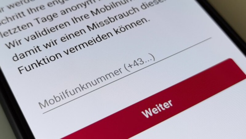 Wer eine Covid-19-Infektion meldet, muss zum Empfang eines SMS-Bestätigungscodes noch seine Handynummer angeben. Damit will man Missbrauch vorbeugen. (Bild: Dominik Erlinger)