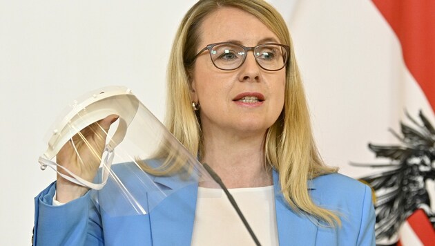 Wirtschaftsministerin Margarete Schramboeck (ÖVP) mit einem an der TU Graz entwickelten Gesichtsschutz für Ärzte aus dem 3D-Drucker (Bild: APA/HANS PUNZ)