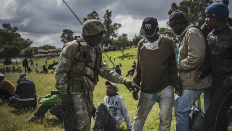 Ein südafrikanischer Soldat versucht die Einhaltung der Social-Distancing-Regeln in einem Vorort von Johannesburg einzufordern. (Bild: AFP)