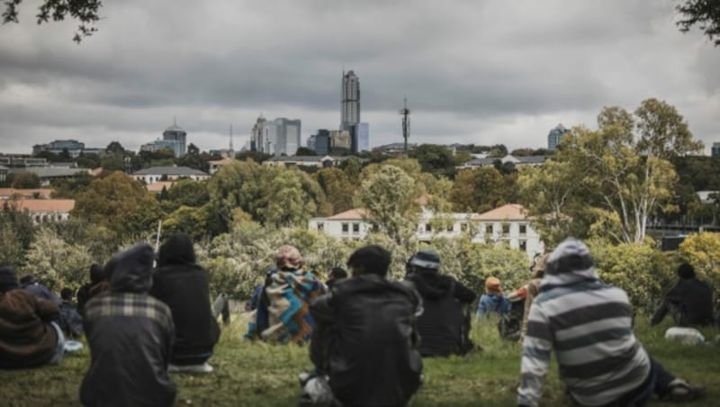 Obdachlose blicken im südafrikanischen Johannesburg auf einen wohlhabenden Stadtteil: In vielen afrikanischen Ländern geht die Schere zwischen der armen und reichen Bevölkerung weit auseinander. (Bild: AFP)