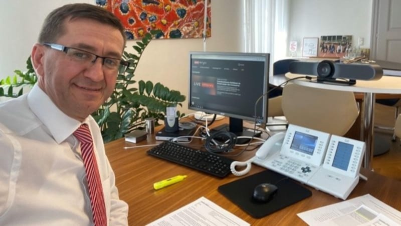 Landesrat Markus Achleitner in seiner Einsatzzentrale im Büro. (Bild: Land OÖ)