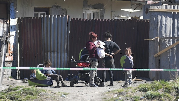 Eine betroffene Roma-Siedlung in der Slowakei (Bild: AP)