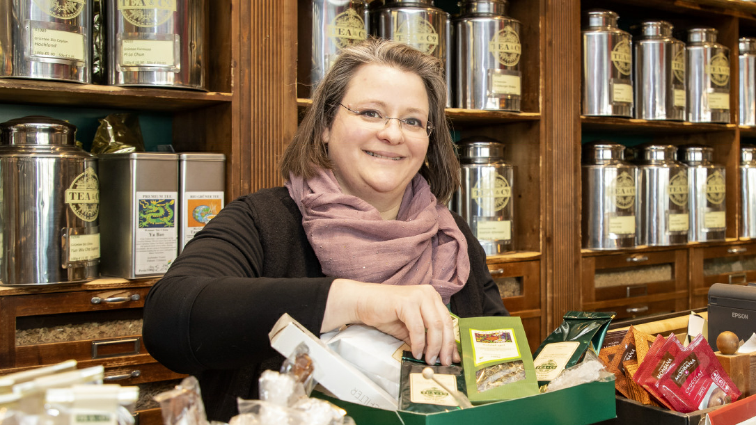 Vanja Thaler verpackt bei Tea&Co Tees, Süßes und vieles mehr in schmucke Schachteln. (Bild: Kolarik)