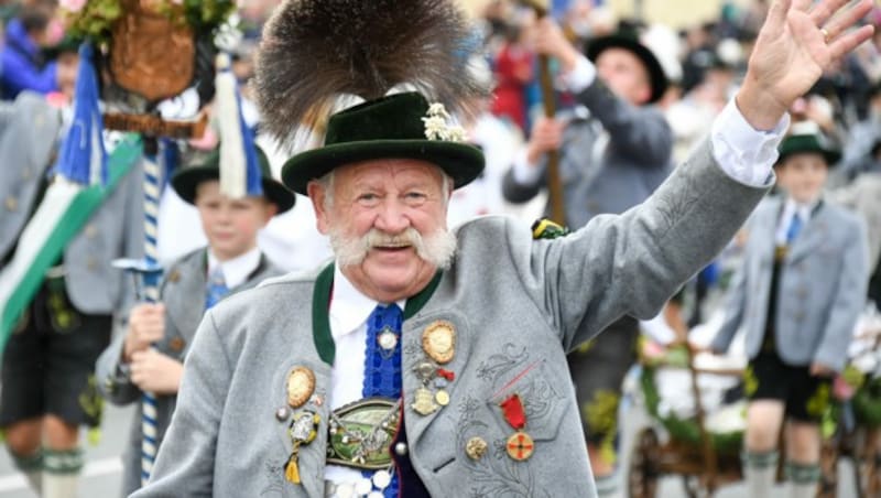 Einer der Höhepunkte des Oktoberfests in München ist jährlich der weltgrößte Trachtenumzug mit rund 9000 Teilnehmern. (Bild: APA/dpa/Tobias Hase)