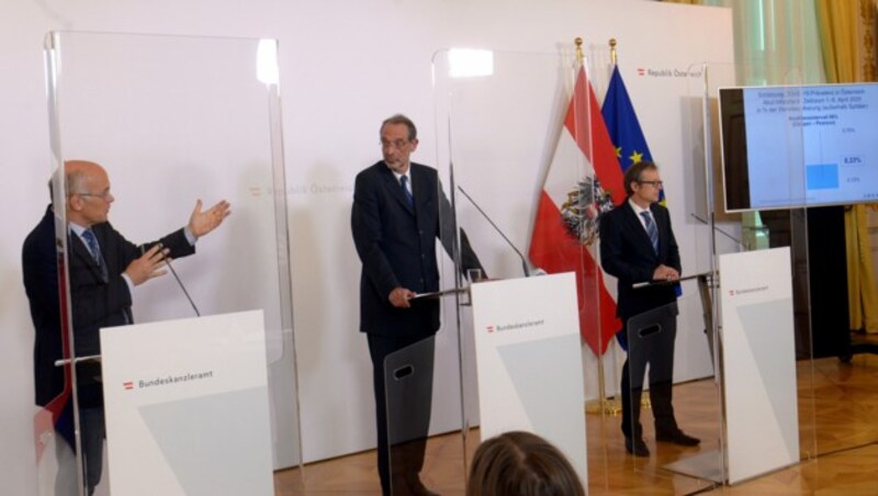 V.l.n.r.: Günther Ogris (SORA), Wissenschaftsminister Heinz Faßmann (ÖVP), Christoph Hofinger (SORA) (Bild: APA/HERBERT PFARRHOFER)