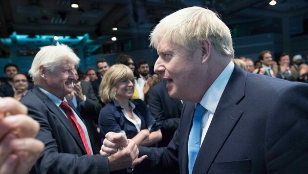 Boris Johnson und Vater Stanley Johnson (Bild: APA/AFP/Stefan Rousseau )