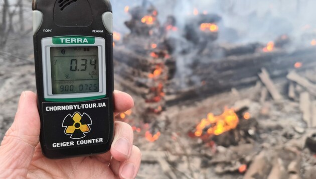 Die Radioaktivität im brennenden Wald rund um das ehemalige Atomkraftwerk im ukrainischen Tschernobyl liegt über den normalen Werten. (Bild: AFP)