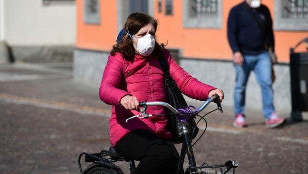 Eine Frau in der Nähe von Bergamo, in Norditalien, wo das Coronavirus die Bevölkerung besonders hart getroffen hatte. (Bild: AFP)