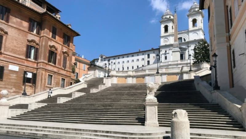 Die Spanische Treppe in Rom, normalerweise Touristen-Hotspot, in Zeiten der Corona-Krise so verwaist wie der Rest Italiens (Bild: AP)