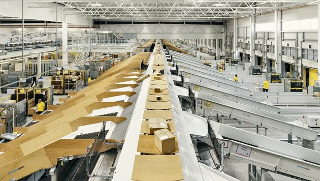 Über 170.000 Pakete verlassen täglich das Logistikzentrum der Post in Allhaming, das vor sechs Jahren eröffnet wurde. (Bild: Post AG)