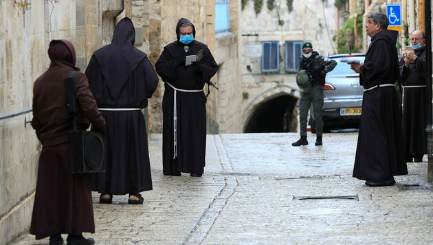 Nur vier statt sonst Tausender Pilger auf der Kreuzwegprozession in Jerusalem (Bild: AFP)